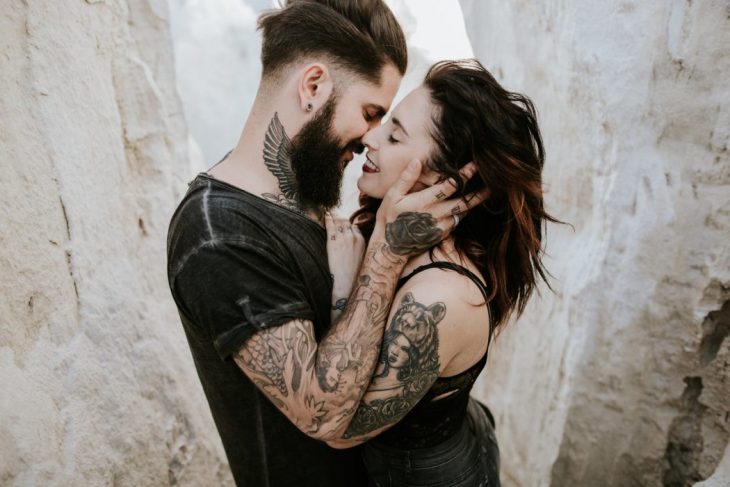 pareja de enamorados con tatuajes sonrien