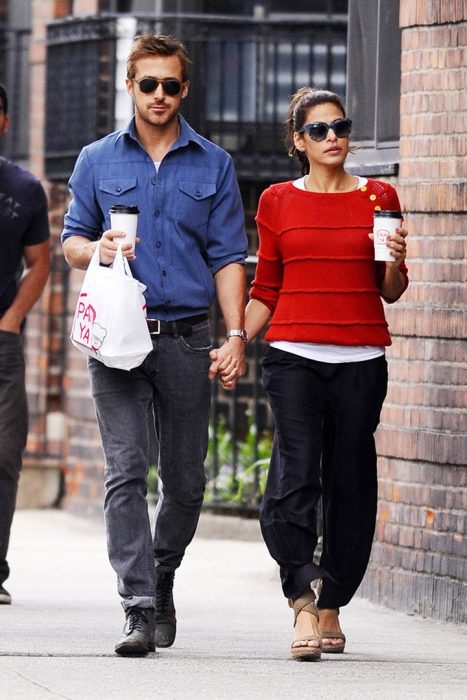 hombre con camisa azul tomado de la mano con mujer camisa roja