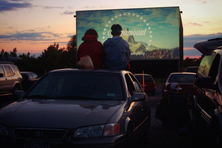 Pareja en un autocinema 