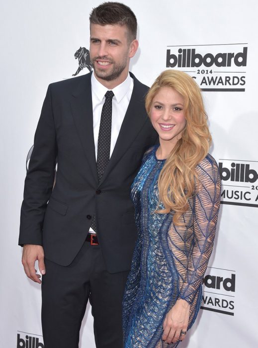 mujer rubia con vestido azul y hombre con traje 