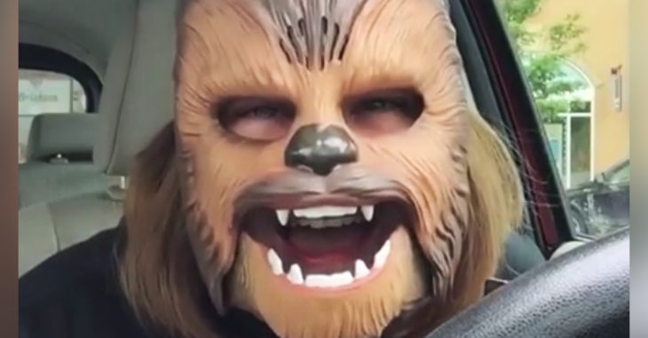 Video de mujer con mascara de Chewbacca se vuelve viral