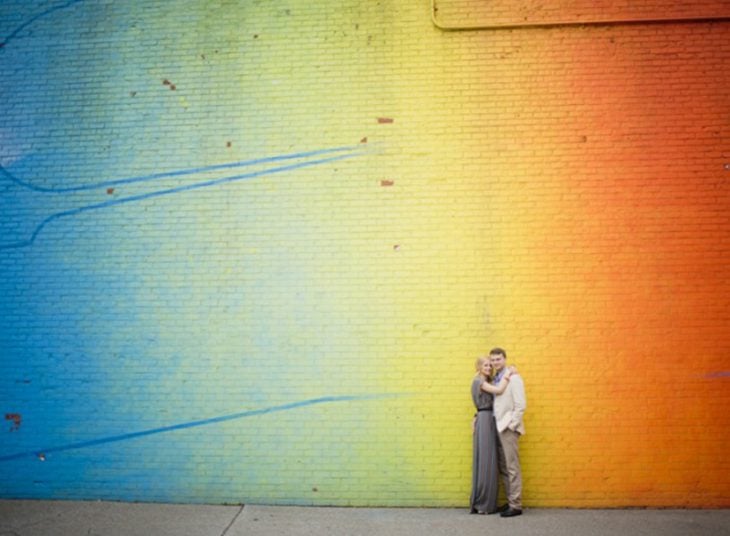 pareja en pared pintada de colores
