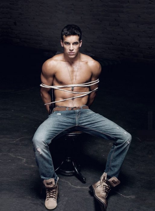 Mario Casas sentado en una silla y atado con cuerdas