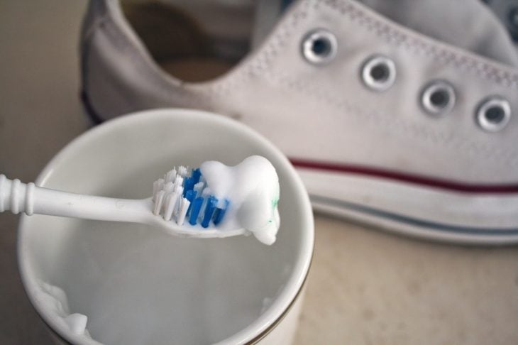 limpieza suelas con pasta de dientes