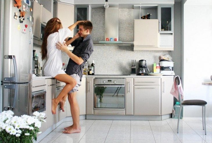 pareja joven en la cocina