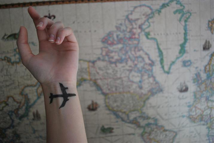 chica con tatuaje de avión
