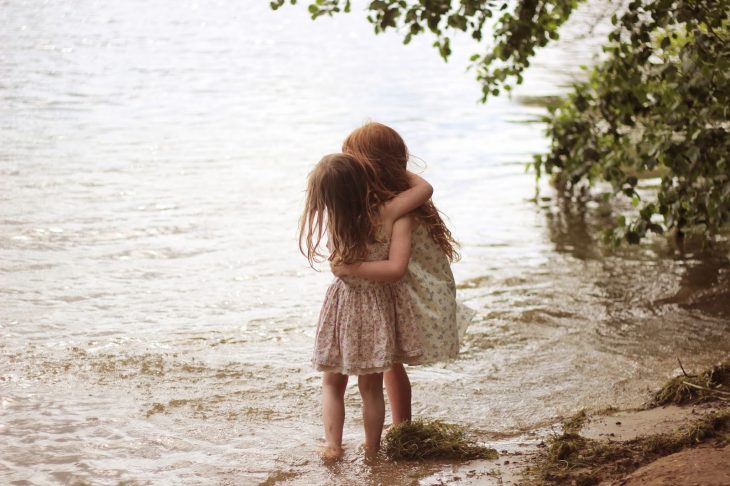 hermanitas a la orilla de un río