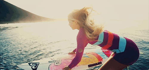 gif chica en tabla surf