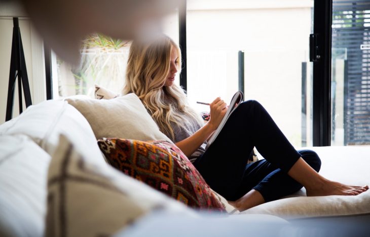 chica sentada escribiendo