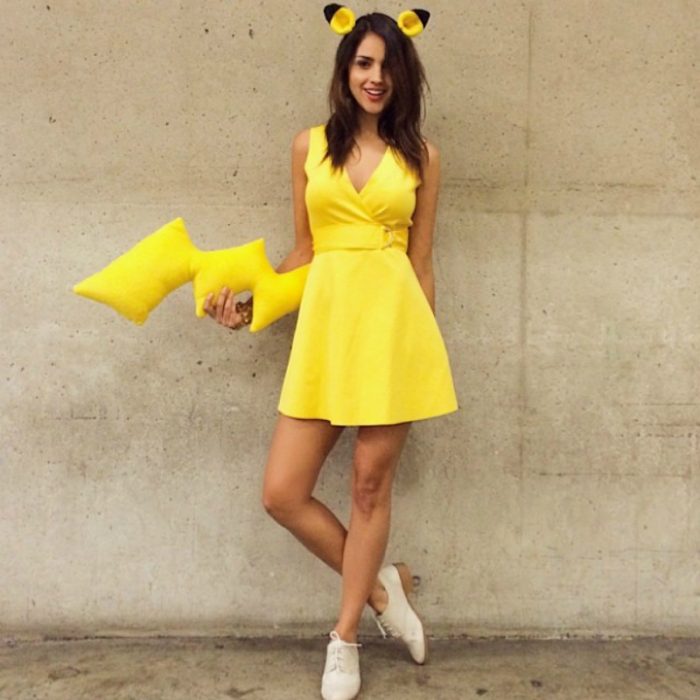 mujer vestida de amarillo con cola y orejas de pikachu 