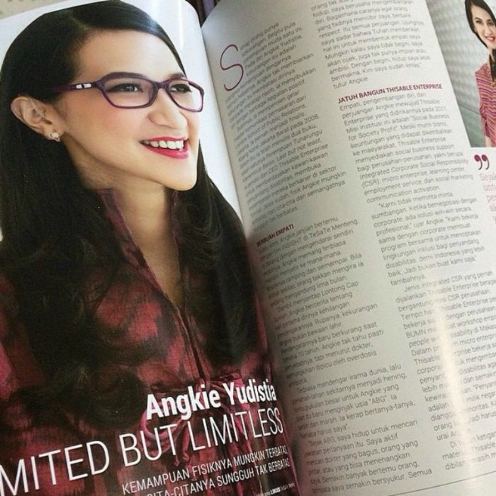 mujer morena con lentes sonriendo articulo en revista 