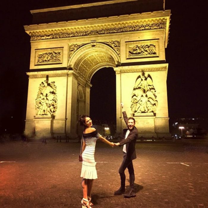 mujer y hombre bajo edificio en paris francia 