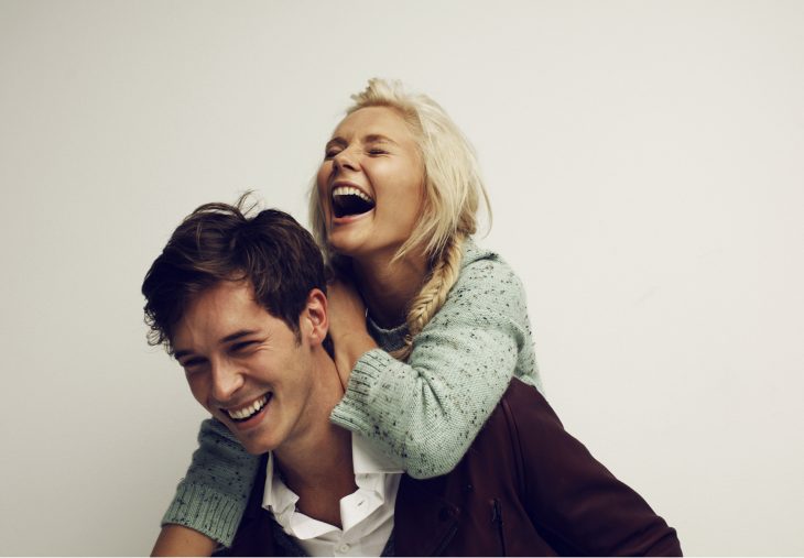 Pareja de novios sonriendo 