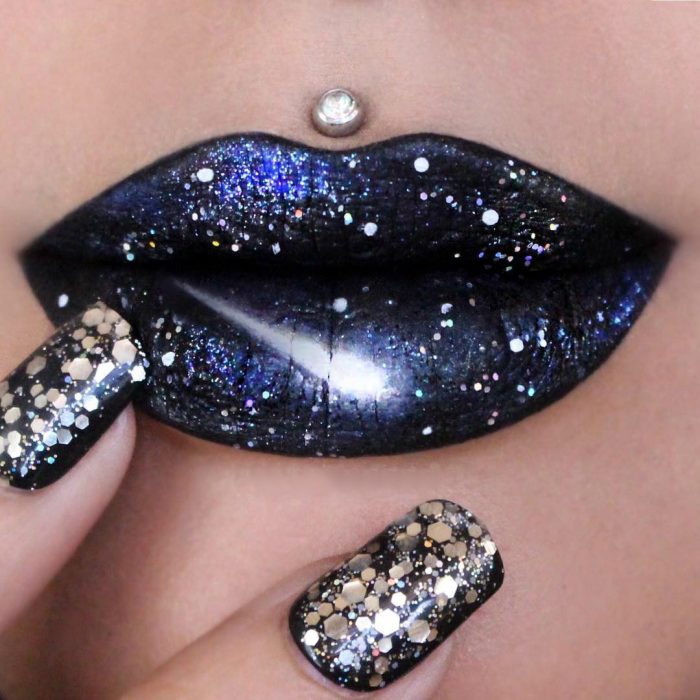 Labios grandes con pearcing constelación de estrellas y cielo oscuro 