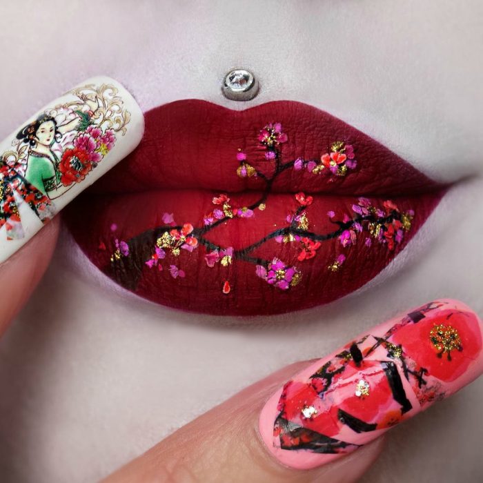 Labios grandes con pearcing pintura de arbol flores de loto geisha uñas 