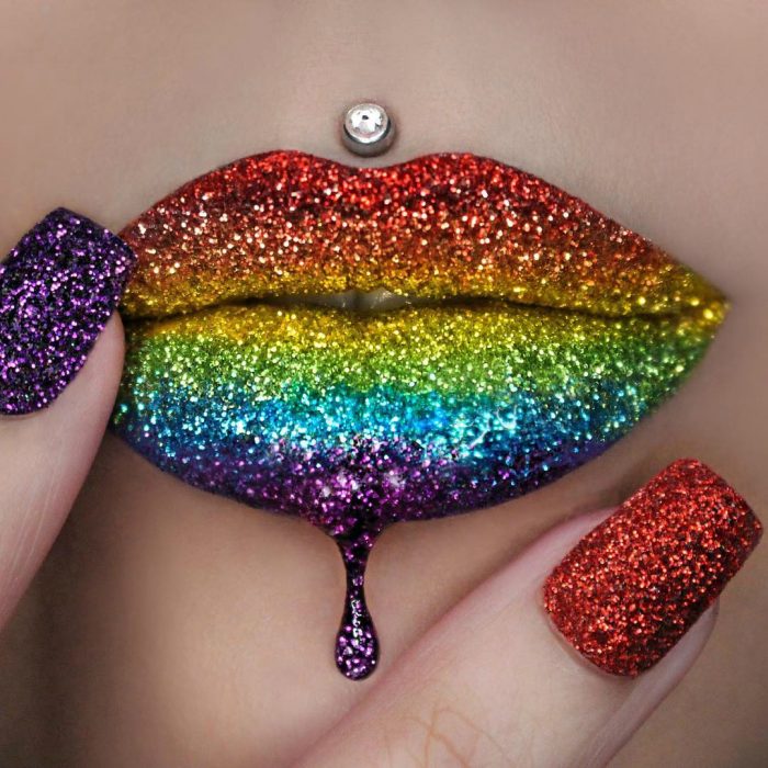 Labios grandes con pearcing pintura de arcoiris 