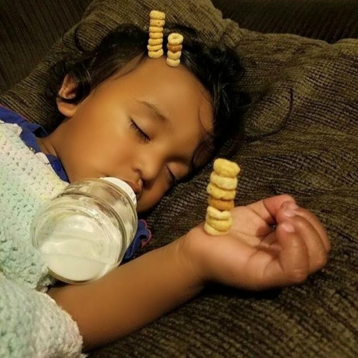 pequeño bebé dormido con pila de cereal en su frente