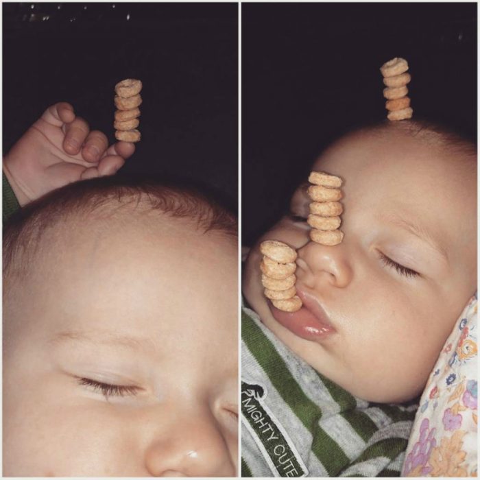 pequeño bebé dormido con pila de cereal en su frente