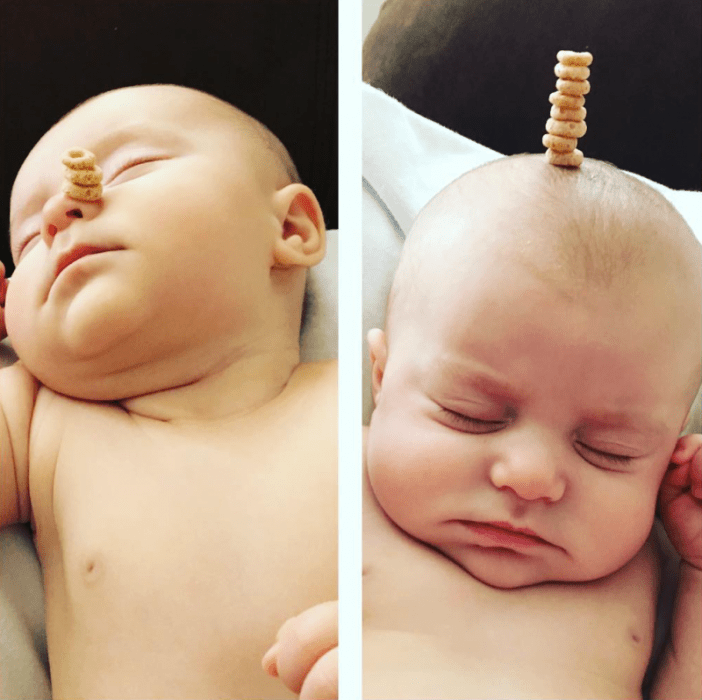 pequeño bebé dormido con pila de cereal en su frente