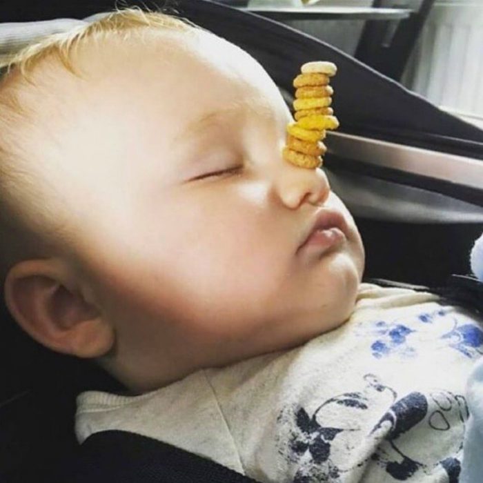 pequeño bebé dormido con pila de cereal en su frente