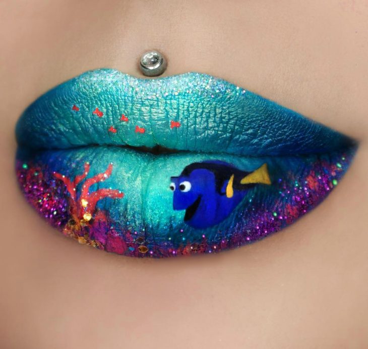 Labios grandes con pearcing y pintura de peces 