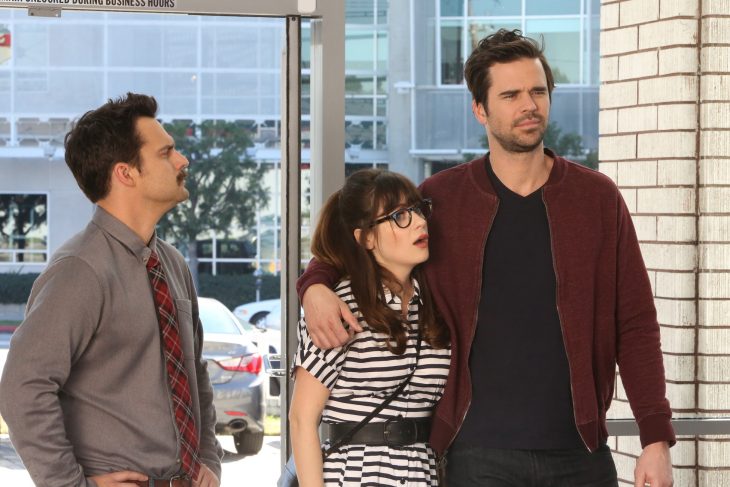 Escena de la serie new girl chico abrazando a una chica 