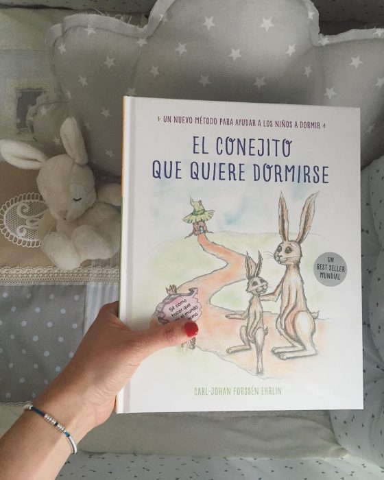 mano de mujer con libro para niños