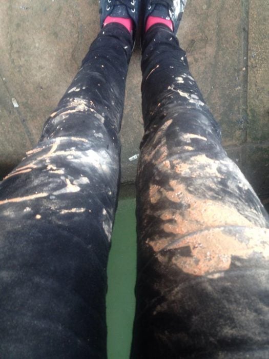 piernas de mujer manchadas de harina y pintura