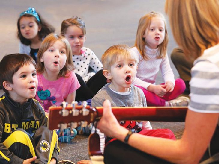 niños pequeños en clase de canto