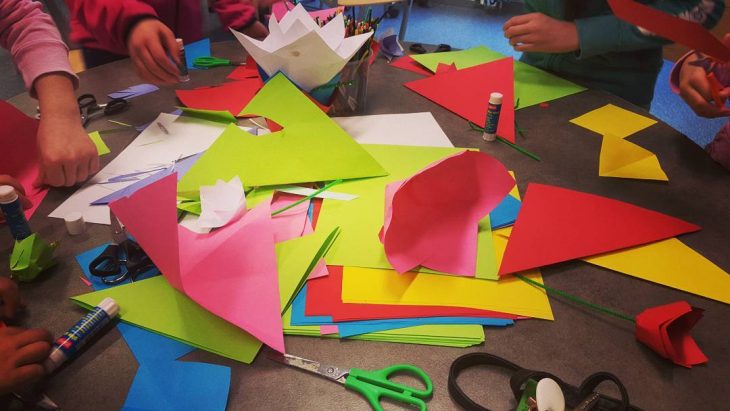 niños cortando papeles de colores