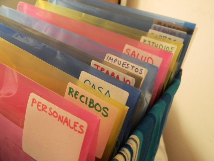 archivero casero con folders de plástico