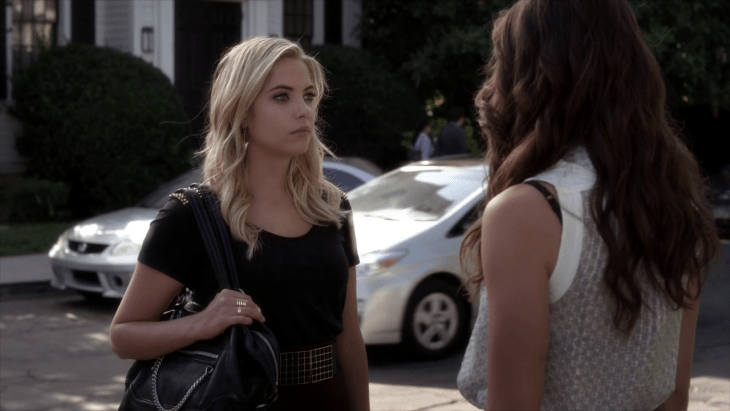 Escena de la serie pretty little liars. Hanna y Spencer peleando 