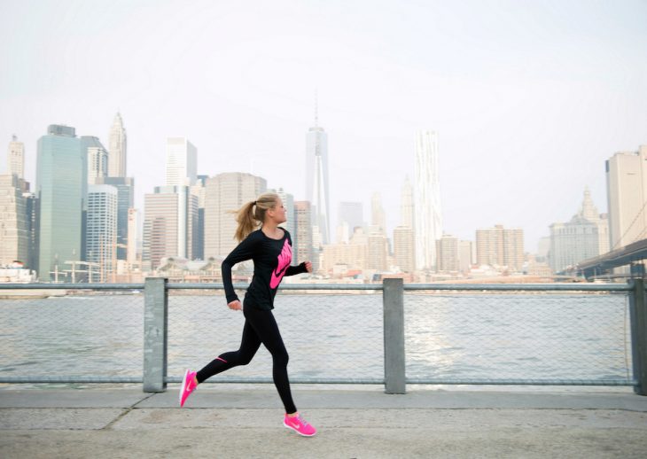 Chica corriendo por un muelle 