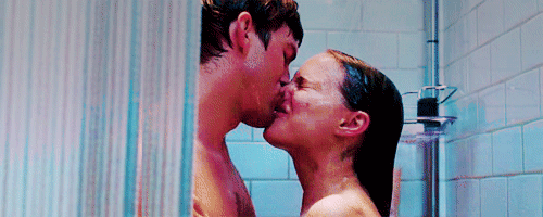 gif pareja se besa en la ducha