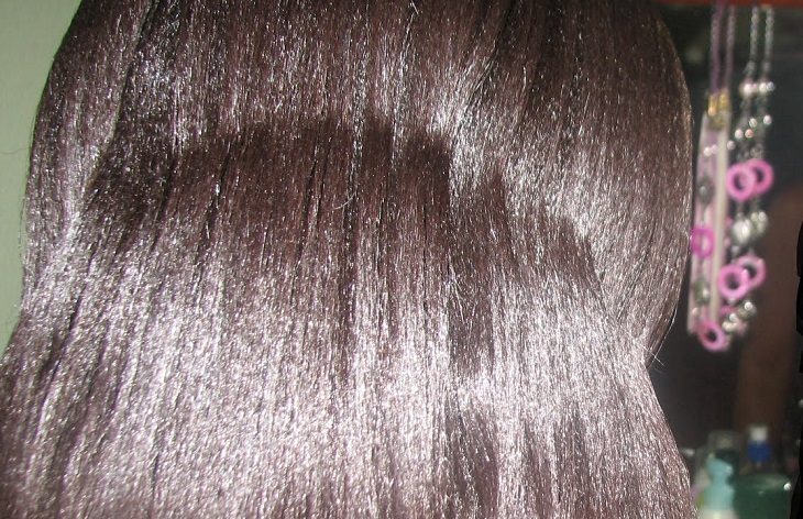 marca de liga en cabello suelto