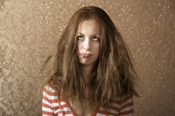 chica con cabello despeinado