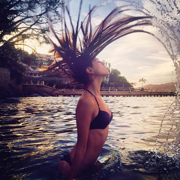 mujer con traje de baño levanta el cabello en rio 