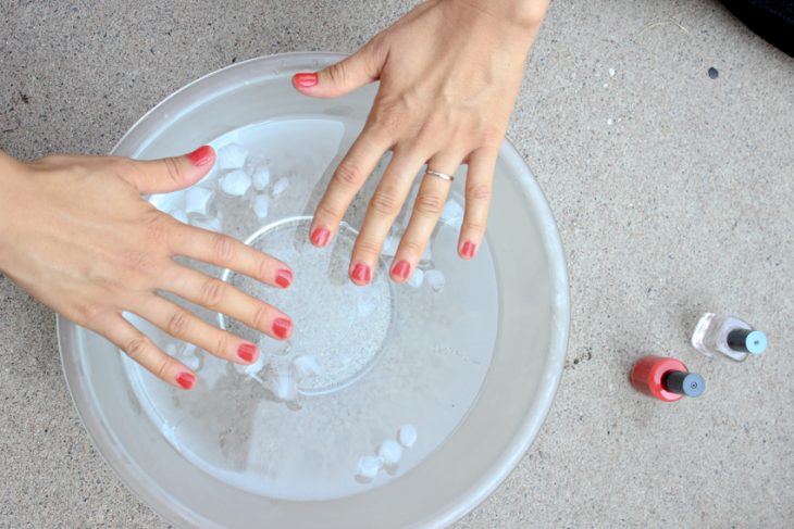 Cómo secar el esmalte de las uñas con agua y hielos 