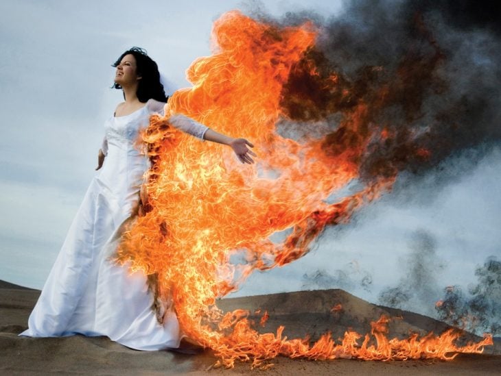 mujer con vestido en llamas