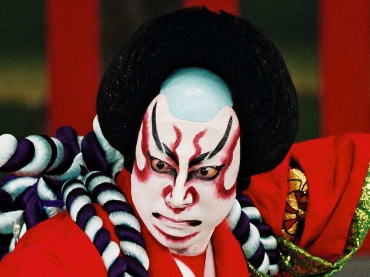 hombre con máscara kabuki