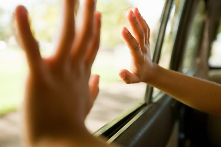 manos recargadas en vidrio de coche