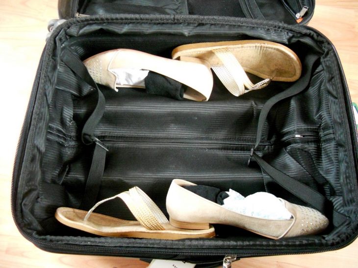 zapatos de mujer grandes en maleta chica
