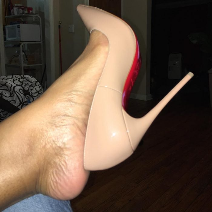 pie de mujer grande con zapato chico