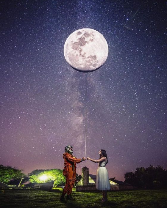 Hombre que le bajo la luna a una chica para proponerle matrimonio 