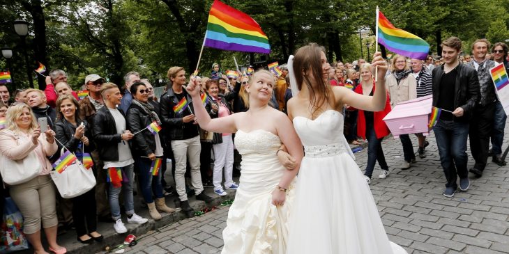 chicas vestidas de novia desfilan en orgullo gay