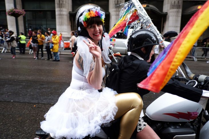 pareja mujeres gay en motocicleta