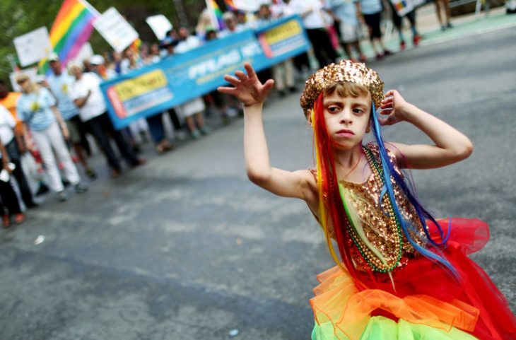 niño participa desfile gay