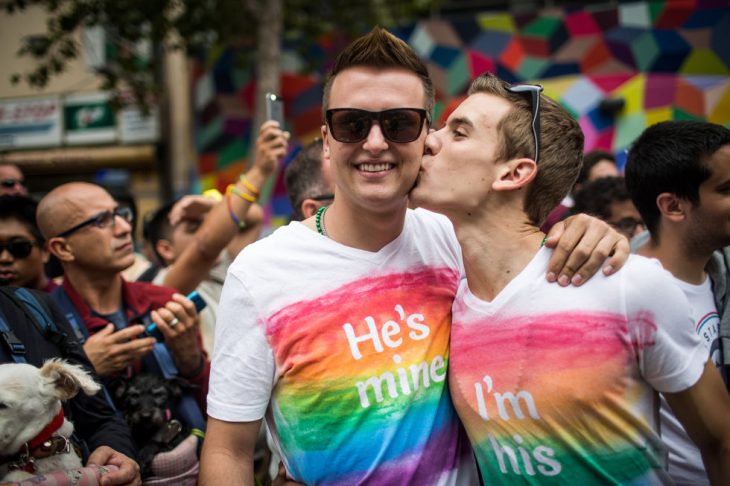 pareja chicos gay se besa en mejilla