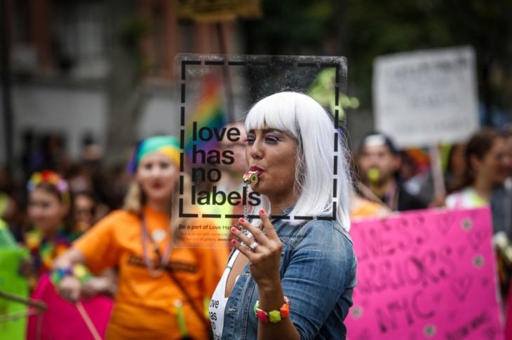 chica con peluca blanca en desfile gay