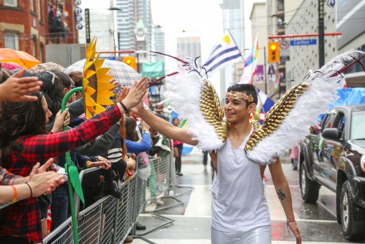 chico participa desfile gay vestido de ángel